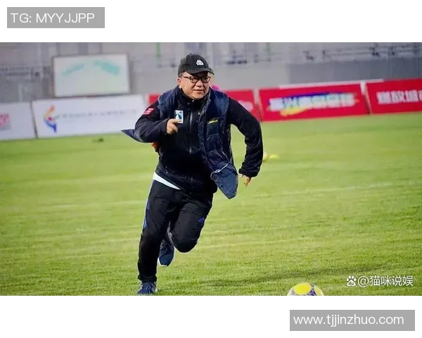 足球明星与前辈的珍贵对话视频揭示成长之路与职业生涯的启示