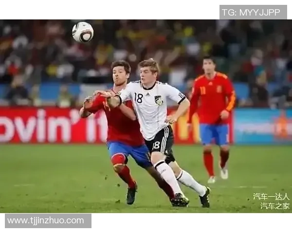 足球明星女友现场助威激情四溢为爱人加油助力精彩赛事